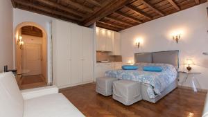 A bed or beds in a room at Rental in Rome - Gambero Suite