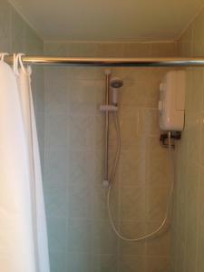een badkamer met een douche en een douchegordijn bij Rembrandt Guest House in Great Yarmouth