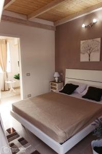 sypialnia z dużym łóżkiem w pokoju w obiekcie Le Stanze Del Vicolo w mieście Mazara del Vallo
