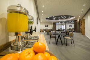 een schaal sinaasappels op een aanrecht in een restaurant bij La Cappella Business Boutique Hotel in Haifa