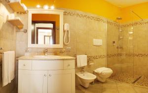 Koupelna v ubytování La Casarana Wellness Ecoresort