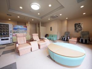 una sala de espera con mesa redonda y sillas en Hotel Route-Inn Tendo, en Tendō