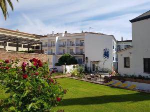 Blick auf den Innenhof eines Hotels in der Unterkunft Hotel Sant March in Tossa de Mar