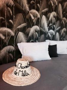 a straw hat sitting on the floor in front of a wall at Hotel Les Chambres de Mila Bonifacio in Bonifacio