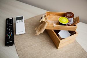 eine Holzkiste mit einer Fernbedienung neben einer Fernbedienung in der Unterkunft Bedroom in Potenza