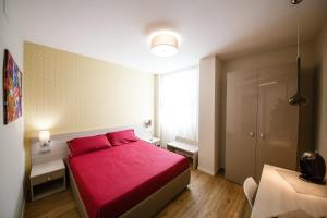 ein Schlafzimmer mit einem roten Bett und einem Fenster in der Unterkunft Bed Room in Potenza