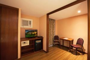 TV a/nebo společenská místnost v ubytování Hotel Moncloa