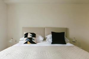 A bed or beds in a room at Europa House Apartments