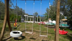 een speeltuin met schommels en een schommel bij Entechnos Living in Skiathos-stad