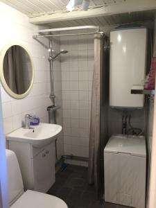 A bathroom at Stuga i Ullared