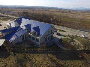 an aerial view of a house with solar panels on it at Motel Azur in Calnic