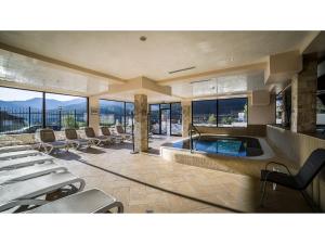 ヴェリングラードにあるパーク ホテル アンド スパ ヴェラ ヒルズのプールと椅子付きの広い客室です。 +145枚の写真