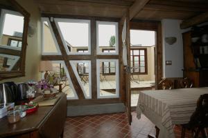 um quarto com uma cama e uma janela em Chambres d'Hôtes La Stoob Strasbourg Sud em Illkirch-Graffenstaden