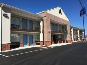 an empty street in front of a building at Athena Inn Chattanooga in Chattanooga