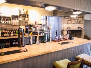um bar com um balcão de madeira num restaurante em Longstone House Bed & Breakfast em Seahouses
