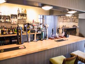 een bar met een houten bar in een restaurant bij Longstone House Bed & Breakfast in Seahouses