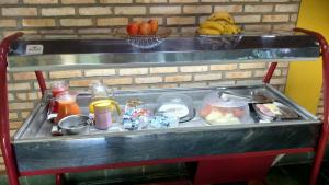 un carro de comida con comida encima en Pousada Segredo, en Bonito