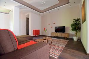 uma sala de estar com um sofá e uma televisão em Standard Apartment by Hi5 - Close to Buda Castle em Budapeste