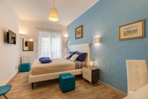 ソレントにあるMaryrosy Sorrento Apartmentのベッドルーム1室(青い壁のベッド1台付)