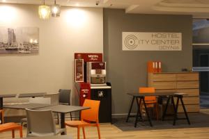 Reštaurácia alebo iné gastronomické zariadenie v ubytovaní Hostel City Center Gdynia
