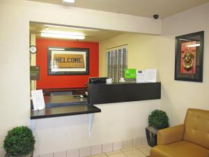 una sala de espera con un cartel de bienvenida en la pared en Extended Stay America Suites - Santa Rosa - South, en Santa Rosa