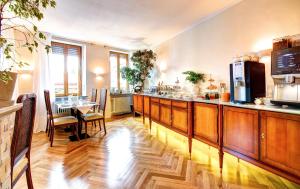 eine Küche mit einer Bar und einem Tisch mit Stühlen in der Unterkunft Hotel Villa Königsgarten in Siebeldingen