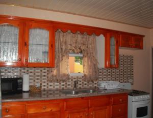 Kuchyň nebo kuchyňský kout v ubytování Green Haven Cottage