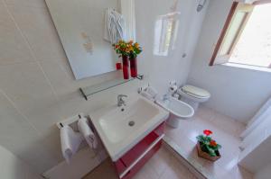 A bathroom at Casa Vacanze "Ro & Se" a Palinuro IT, Bandiera Blu anche per il 2025 Még 35 kép