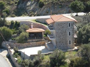 una vista aérea de una casa con un edificio de piedra en Labetia Apartments, en Agioi Apostoli