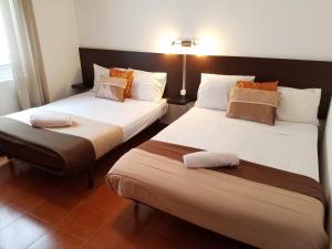 Cama ou camas em um quarto em Guesthouse of Alcobaça