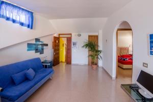 A television and/or entertainment centre at Casa Vacanze "Ro & Se" a Palinuro IT, Bandiera Blu anche per il 2025