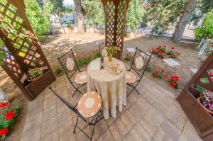 A garden outside Casa Vacanze "Ro & Se" a Palinuro IT, Bandiera Blu anche per il 2025