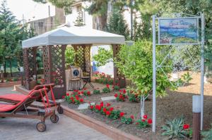 A garden outside Casa Vacanze "Ro & Se" a Palinuro IT, Bandiera Blu anche per il 2025