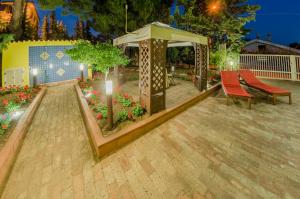 A garden outside Casa Vacanze "Ro & Se" a Palinuro IT, Bandiera Blu anche per il 2025