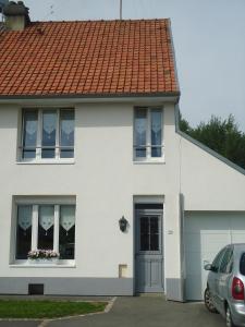 une maison blanche avec un toit rouge dans l'établissement La Mansarde, à Neuville-sous-Montreuil