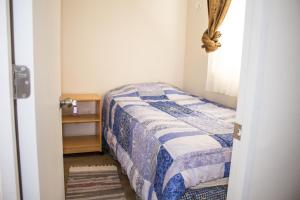 une petite chambre avec un lit et une fenêtre dans l'établissement Condominio Mistral V, à La Serena 38 autres photos