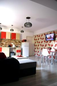 cocina y sala de estar con mesa y nevera. en Apartament Fundeni Sofia, en Bucarest