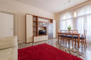 A television and/or entertainment centre at Appartamento Masha