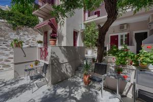 ein Innenhof eines Gebäudes mit Topfpflanzen in der Unterkunft Paradise in Ermoupoli
