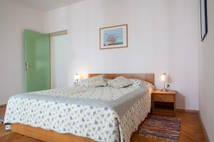 Łóżko lub łóżka w pokoju w obiekcie Apartments Cvjetni Dvori