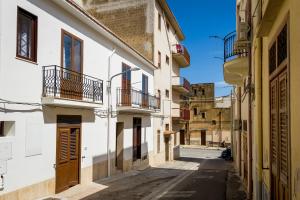 an alley in an old town with buildings at Cineholiday House 1 in Castellammare del Golfo