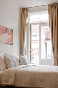 Schlafzimmer mit einem Bett und einem Fenster in der Unterkunft Bear Fountain Residence in Prag