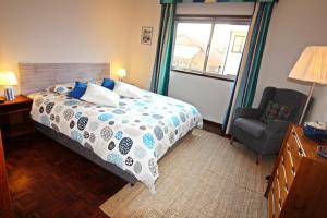 Uma cama ou camas num quarto em Bombarda House & Home