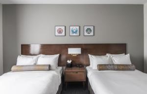 En eller flere senge i et værelse på Edgewater Hotel