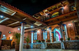 una hall di un edificio con colonne e luci di Hotel Tierra Maya a San Cristóbal de Las Casas