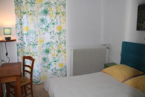 Postel nebo postele na pokoji v ubytování Hôtel Auberge du Combaïre