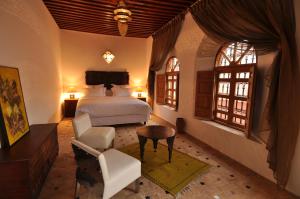 A bed or beds in a room at Riad Layla