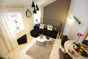 ein Wohnzimmer mit einem Sofa und einem Tisch in der Unterkunft Stomorica Apartments in Zadar