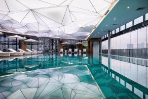 Bazén v ubytování Minyoun Chengdu Kehua Hotel – Member of Preferred Hotels & Resorts nebo v jeho okolí