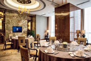 TV a/nebo společenská místnost v ubytování Minyoun Chengdu Kehua Hotel – Member of Preferred Hotels & Resorts